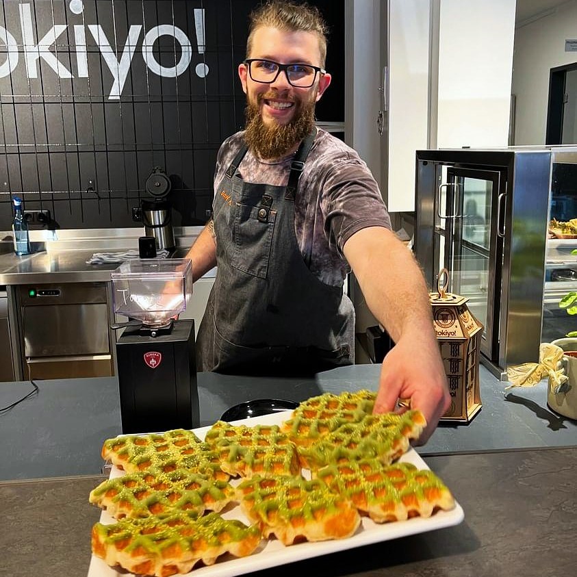 David Keller mit Matcha-Croffel